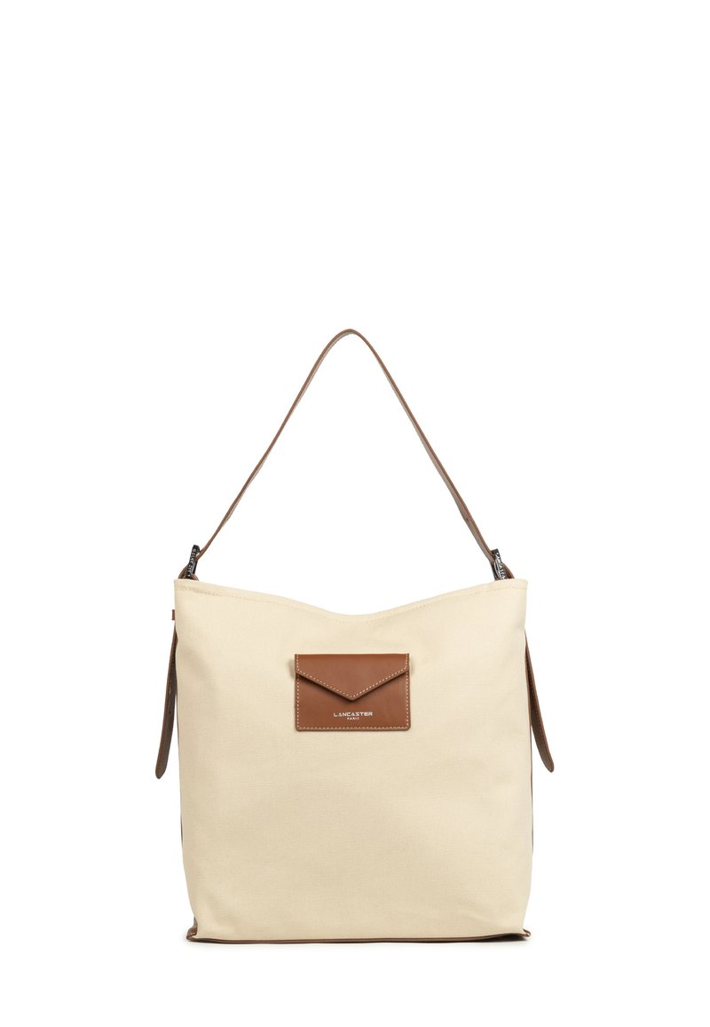 Beige canvas schoudertas met een bruine leren envelopzak en schouderband, met een gladde textuur en een afgeronde silhouet.
