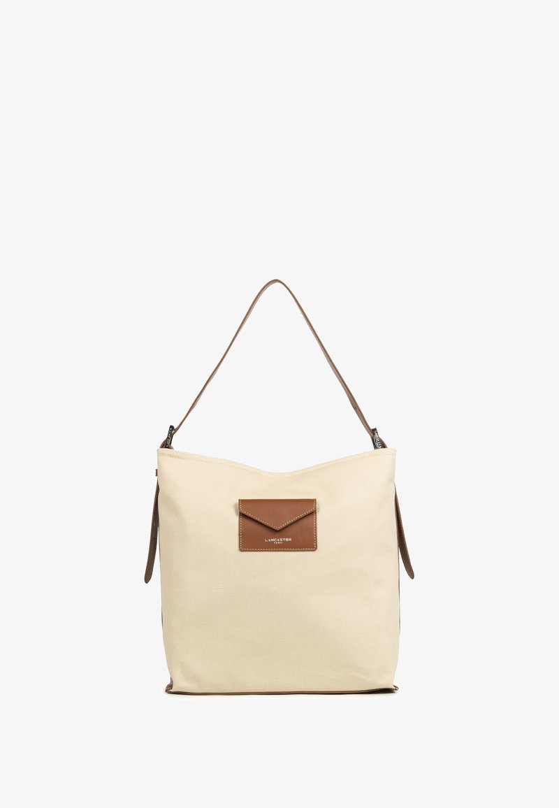 Borsa a spalla in tela beige con tasca a busta in pelle marrone e tracolla, caratterizzata da una texture liscia e una silhouette arrotondata.