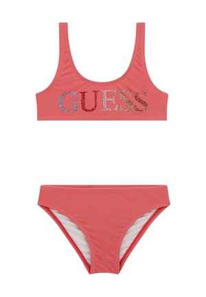 Set bikini corallo con top aderente decorato con "GUESS" in strass colorati. Tessuto morbido con una comoda vita elastica e rifiniture.