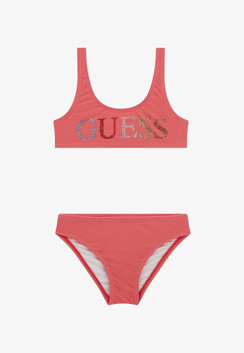 Set bikini corallo con top aderente decorato con "GUESS" in strass colorati. Tessuto morbido con una comoda vita elastica e rifiniture.
