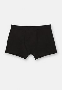 Černé boxerky pro muže s elastickým páskem a předním konturováním, položeny na světle šedém pozadí.