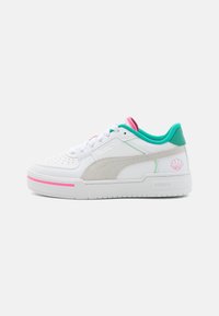 Vit sneaker med en slät läderövre, ljusgrå mocka accenter, detaljer i teal och rosa, perforerat tåparti och en tjock vit sula.