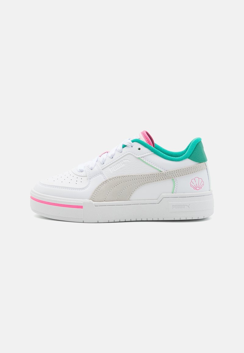 Vit sneaker med en slät läderövre, ljusgrå mocka accenter, detaljer i teal och rosa, perforerat tåparti och en tjock vit sula.