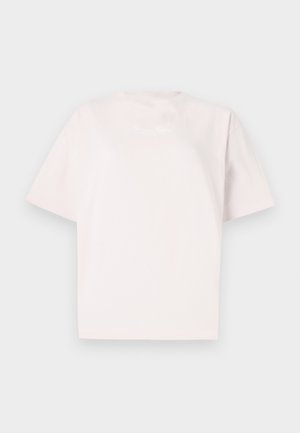 T-shirt de manga curta cor-de-rosa claro, feito de algodão, com decote redondo e texto branco subtil impresso na frente.