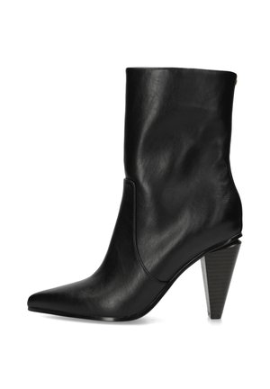 Schwarzer Leder-Mittelschaftstiefel mit spitz zulaufender Spitze und gestapeltem Kegelferse auf weißem Hintergrund.
