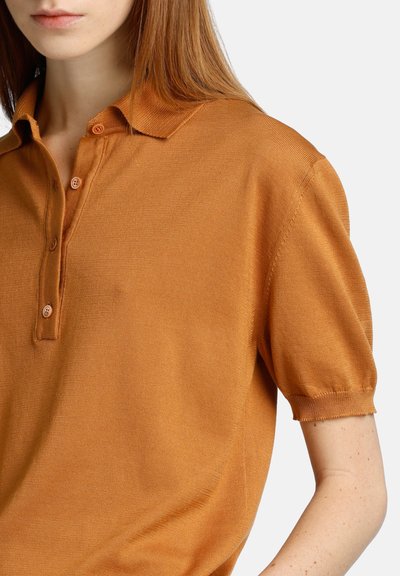 Hnědá polokošile s krátkým rukávem vyrobená z texturované látky, s límečkem a tříknoflíkovou légou. Elegantní, přiléhavý střih.