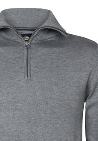 Pull-over gris zippé en tissu tricot léger. Présente un col haut et une courte fermeture éclair argentée. Texture lisse avec des accents côtelés.