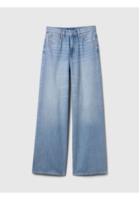 Jean large bleu clair en denim, doté d'un design classique à cinq poches, avec un léger effet délavé et des ourlets effilochés.