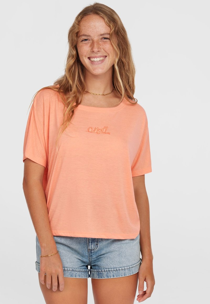 Kurzes, lockeres T-Shirt in Pastellorange mit einem dezenten Logo in passendem Garn. Weicher Stoff mit bequemer Passform.