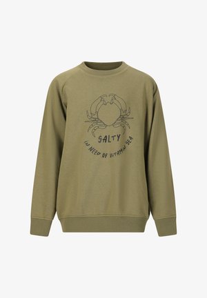 Olivgrüner Sweatshirt mit gerippten Bündchen und Saum. Mit einem Grafikdesign von Krabben und dem Text "SALTY IN NEED OF VITAMIN SEA" darunter.