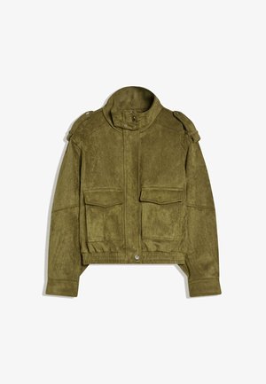 Zamszowa kurtka w oliwkowozielonym kolorze z kołnierzem typu stójka, zapinanymi na guziki naramiennikami, dwoma przednimi kieszeniami z klapkami oraz przednim zapięciem na zatrzaski.