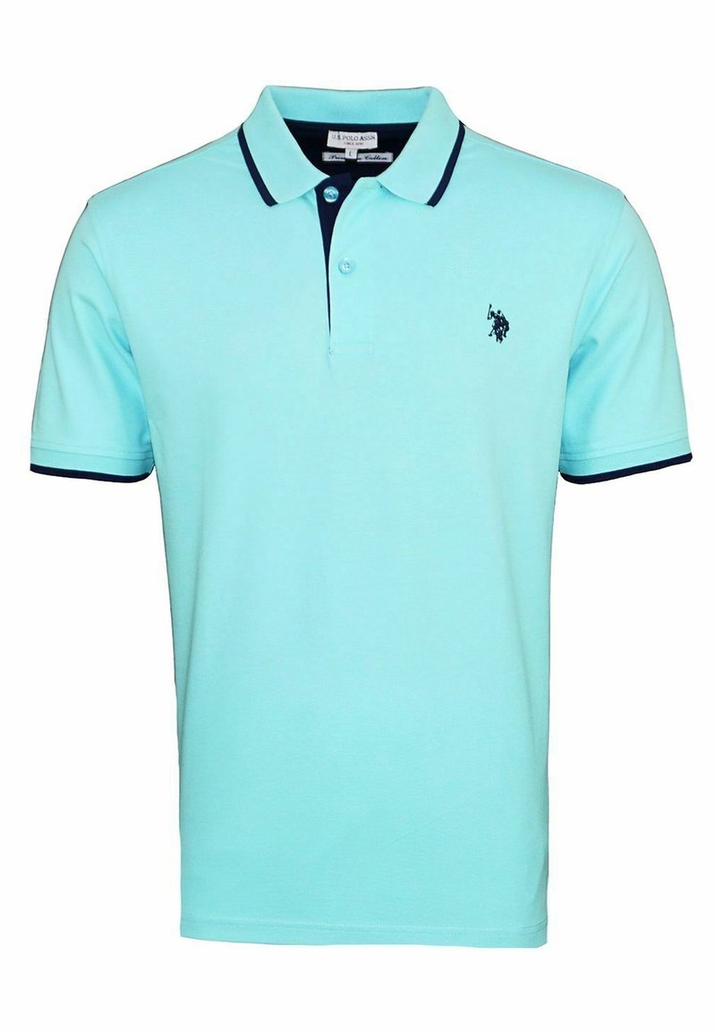 Polo bleu clair à manches courtes avec bordure de col bleu marine, patte de boutonnage à deux boutons et petit logo joueur de polo bleu marine foncé sur la poitrine.