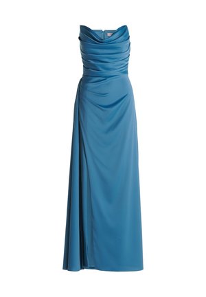 Robe de soirée sans bretelles en tissu bleu, présentant un buste drapé, une fente sur le côté et une silhouette fluide. Texture lisse avec un design ajusté.
