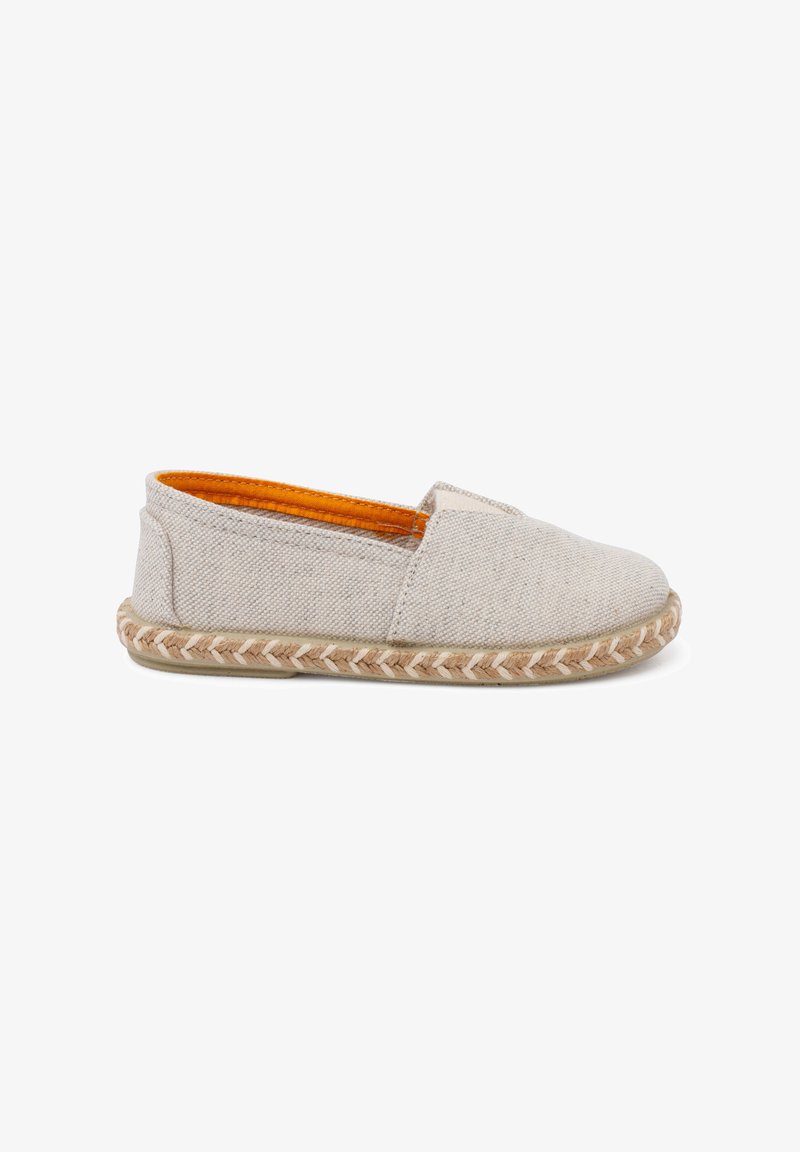 Helle beige Espadrille-Schuh aus Canvas, mit einer geflochtenen Jutesohle und orangefarbener Innenauskleidung. Slip-On-Design ohne Hardware.