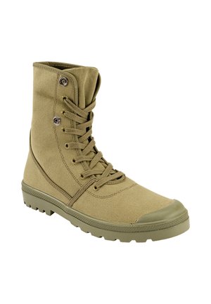 Visoke maslinasto zelene platnene čizme sa vezicama sprijeda, gumeni vrh i teksturirani potplat za vanjsku ili vojnu uporabu.