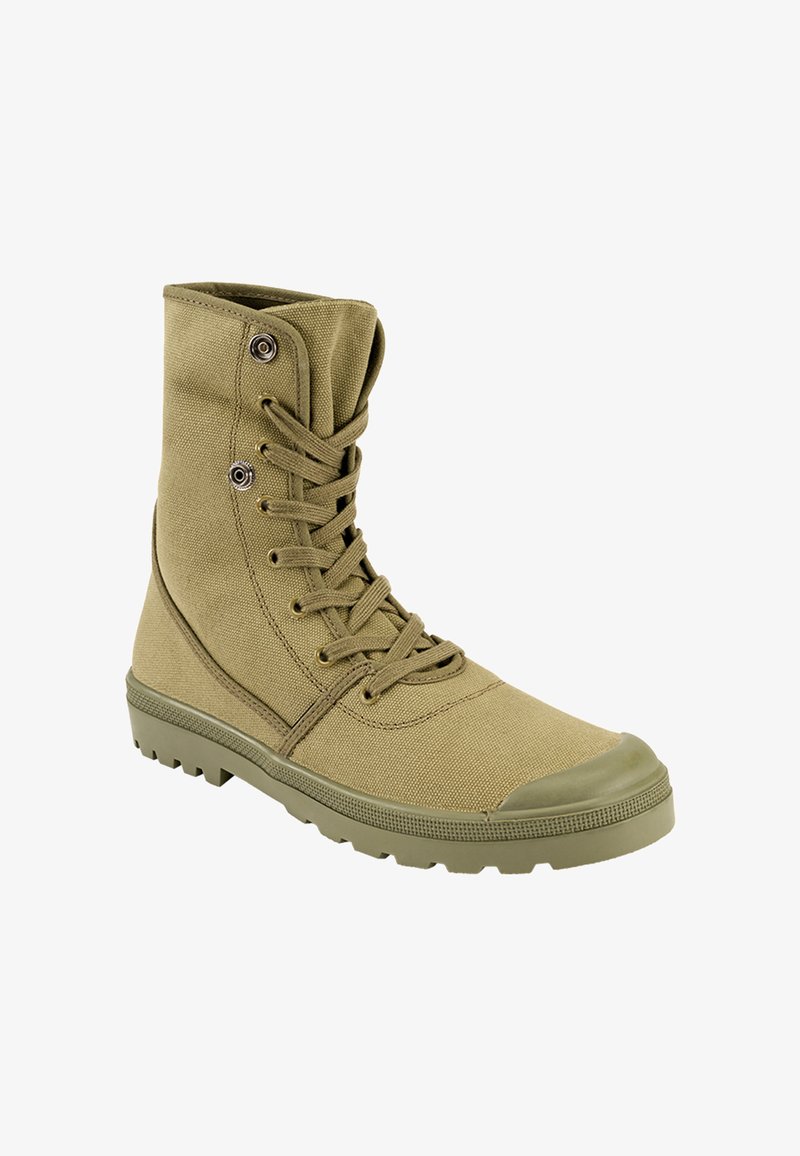 Botte montante en toile vert olive avec laçage à l'avant, embout en caoutchouc et semelle texturée pour usage extérieur ou militaire.