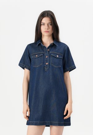 Denim shirt dress in dark blue, featuring a button-up front, two chest pockets, short sleeves, and a relaxed fit. Smooth texture.