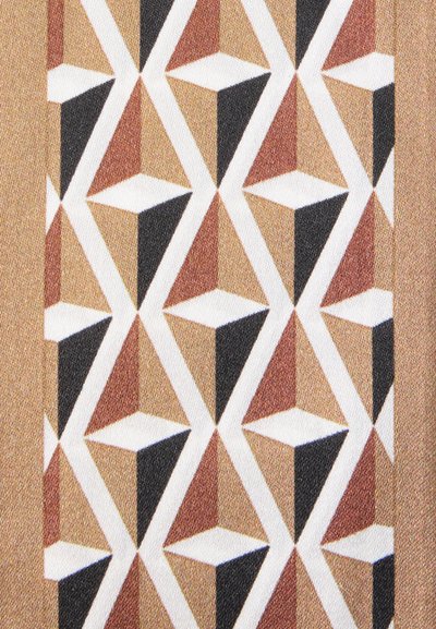 Γεωμετρικό σχέδιο με διαπλεκόμενα σχήματα διαμαντιού σε μαύρο, λευκό, σκουριά και ανοιχτό καφέ χρώματα σε φόντο υφασμένου υφάσματος.