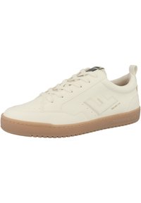 Bílé kožené tenisky s nízkým designem, vybavené gumovou podrážkou, šněrováním v přední části a embosovaným logem na boku.