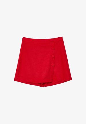 Pantaloni shorts rossi in lino avvolgenti con vita aderente, dotati di chiusura con bottone, fessure laterali e una texture morbida.