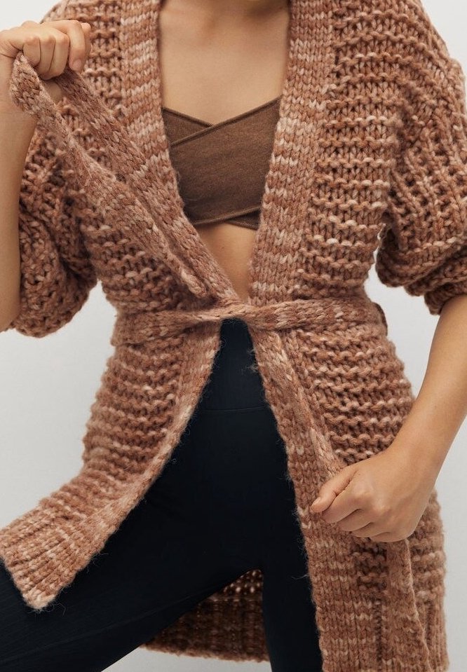 Cardigan surdimensionné en tricot d'un ton beige chaud avec des coutures texturées et une ouverture à l'avant, doté d'une ceinture à nouer et de manches courtes.
