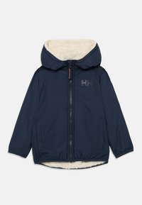Giacca blu navy con cappuccio foderato in pelliccia, chiusura con zip, orlo elastico e tasche laterali. Presenta un dettaglio con logo sul petto.