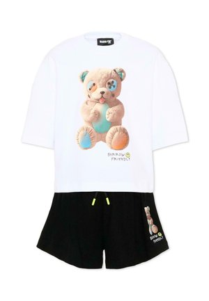 Maglietta bianca a maniche corte con grafica colorata di un orsacchiotto e testo "BARROW FRIENDLY", abbinata a pantaloncini neri con una toppa con lo stesso orsacchiotto.