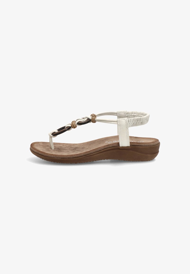 Sandalia marrón acolchada con tira de tobillo trenzada blanca y detalles decorativos de cuentas de madera en la parte superior estilo tanga.