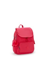 Rosa syntetisk ryggsäck med rund flap, frontficka och en fluffig nyckelringsaccessoar. Har justerbara remmar och texturerad yta.