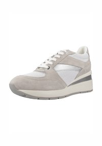 Zapatilla gris claro con materiales de ante y malla. Cuenta con un diseño elegante, cordones blancos y una suela en cuña con detalles plateados.