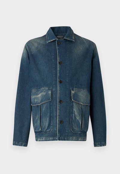 Tummansininen farkkutakki, jossa on haalistunut pinta. Takissa on kauluksellinen kaula, napitus edessä ja kaksi etupuolen läpällistä taskua.