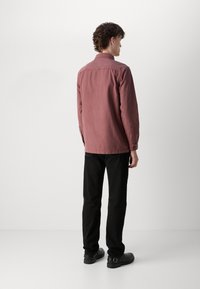 Barbour DEWSBURY GARMENT DYED OVERSHIRT - Könnyű dzseki - desert clay