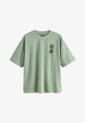 Vaaleanvihreä lyhythihainen T-paita, jossa musta abstrakti aurinko- ja sateenkaarisomistus sekä "Bilbao Art District" -teksti vasemmassa rinnassa.