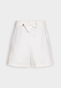 Shorts en lin blancs avec une taille nouée, présentant un devant plat, des poches latérales et une coupe légèrement ample. Texture lisse, design classique.