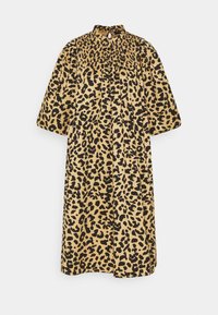 Šaty s leopardím potiskem v béžové a černé barvě, s vysokým límcem, krátkými nabíranými rukávy a uvolněným, volně splývajícím střihem.
