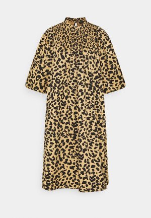 Robe imprimée léopard en beige et noir, avec un col montant, des manches courtes bouffantes et une silhouette décontractée et fluide.