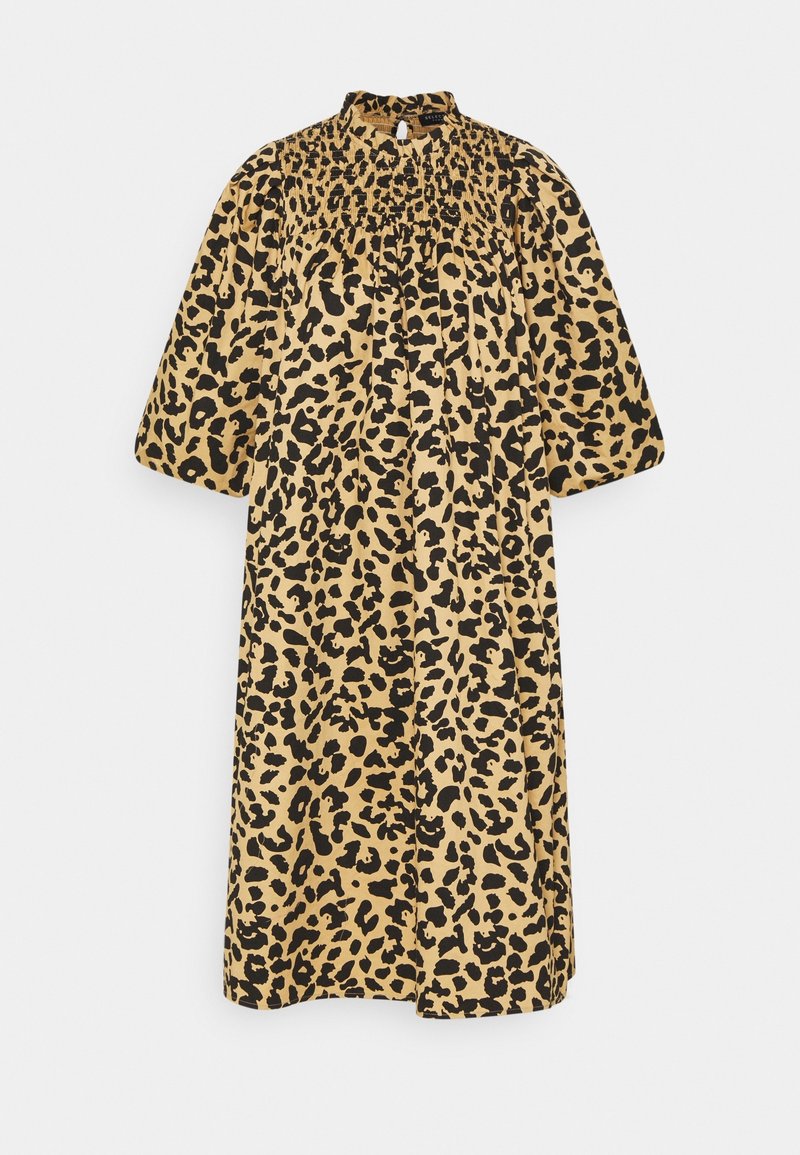 Šaty s leopardím potiskem v béžové a černé barvě, s vysokým límcem, krátkými nabíranými rukávy a uvolněným, volně splývajícím střihem.