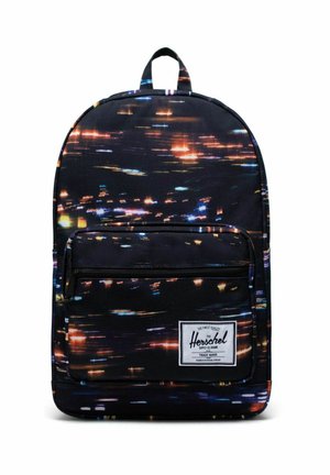 Sac à dos en tissu noir avec des motifs lumineux abstraits multicolores, comprenant une poche zippée à l'avant et un patch logo blanc en bas.