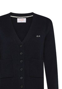 Cardigan nero lavorato a maglia con scollo a V, sei bottoni frontali, due tasche frontali e piccolo logo ricamato bianco sul petto sinistro.