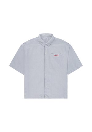 Camicia a maniche corte con bottoni, caratterizzata da sottili righe verticali grigie e una tasca sul petto con ricamo di testo rosso.
