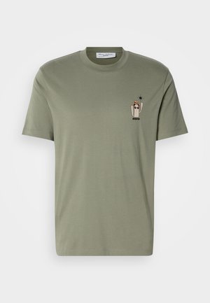 Olijfgroene katoen T-shirt met korte mouwen, met een kleine grafiek van een cartooncactus en het woord "HOPD" op de linkerborst.