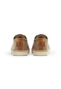 Braune Leinen-Espadrilles mit strukturiertem Finish, natürlicher Jutesohle und einem braunen Lederakzent an der Ferse. Minimalistisches Design mit abgerundetem Rücken.