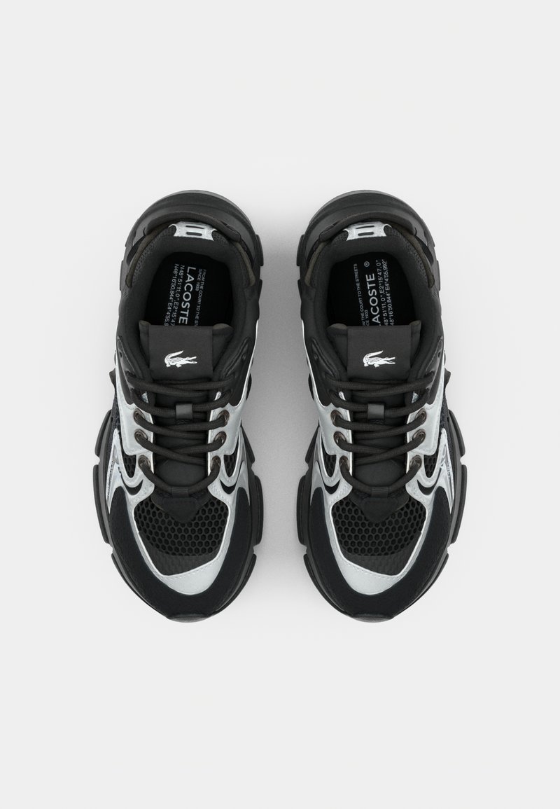 Czarne i szare sportowe sneakersy z siateczkową cholewą, wyściełanym językiem i teksturowaną gumową podeszwą; zawierają akcenty z logo oraz sznurowany design.