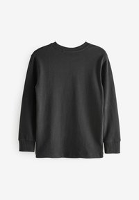 Schwarzes Langarmshirt mit geripptem Rundhalsausschnitt und gerippten Ärmeln. Hergestellt aus einem glatten Stoff mit einer einfarbigen Textur.