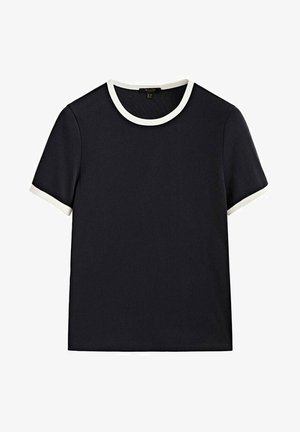 Musta lyhythihainen t-paita, jossa valkoinen reunus kauluksessa ja hihojen reunoissa, valkoisella taustalla esillä.