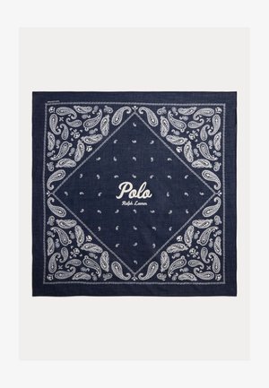 Bandana blu navy con motivi paisley bianchi e testo "Polo Ralph Lauren" al centro su uno sfondo semplice.