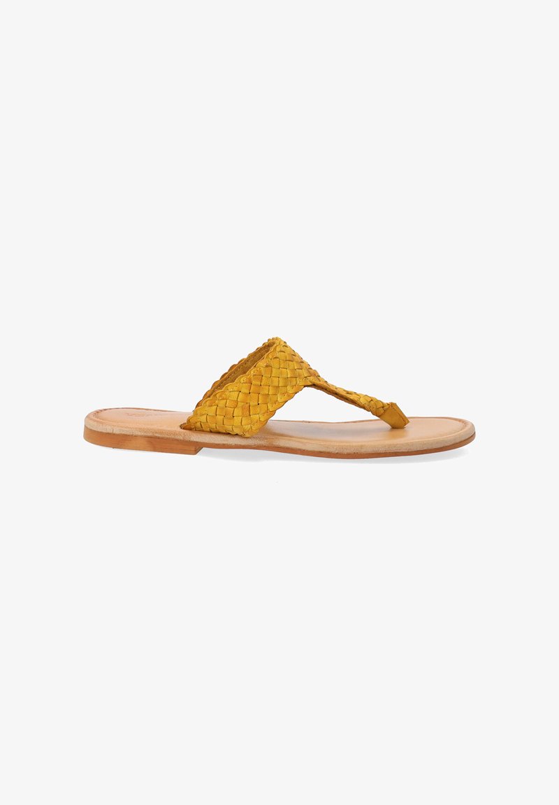 Vævede gule læderflip-flops med en flad tan sål, der har et flettet stropdesign og en minimalistisk silhuet.