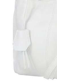 Witte leren handtas met een gestructureerde afwerking, hexagonale accent en een trekkoordsluiting. Verstelbare riem voor veelzijdig dragen.