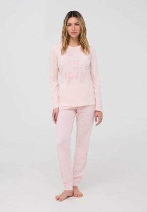 Top da pigiama rosa a maniche lunghe con la scritta "la vie est belle" e pantaloni a quadri rosa abbinati. Tessuto morbido con una vestibilità rilassata.