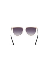 Ochelari de soare în stil aviator cu lentile gradient, cadru din metal argintiu și brate din plastic negru. Pernițe nazale transparente oferă confort suplimentar.